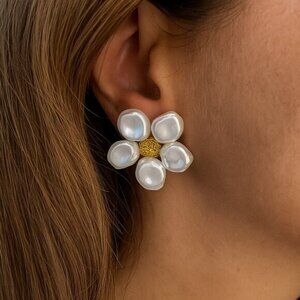 “Winona” Floral pearl earrings